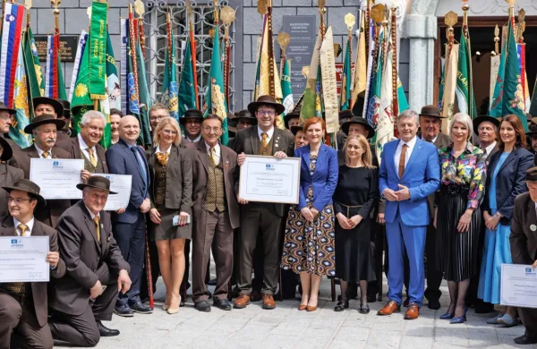 Priznanje Združenih narodov za izobraževanje, znanost in kulturo 
je tudi zahvala vsem čebelarjem, ki s svojim načinom življenja 
negujejo tradicijo, svoja znanja in veščine prenašajo iz roda v 
rod