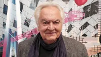 Andrej Medved je žirijo navdušil s pesmijo Ta čudežni otrok, otrok 
kot črn gost.