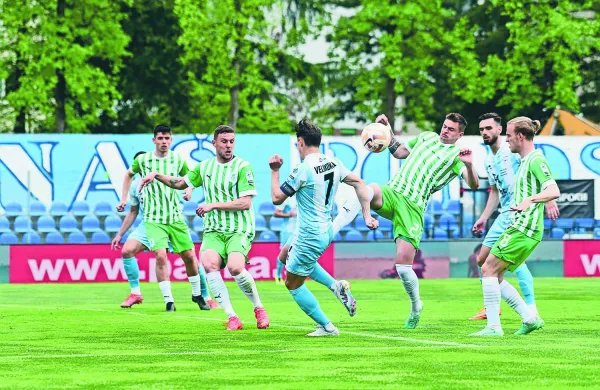 Etien Velikonja (v ospredju v modro-belem dresu) je bil na dvoboju 
z Olimpijo dejaven v napadu, a tudi v obrambi.  