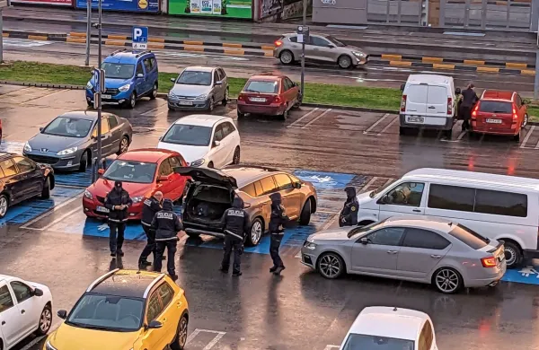 Siv avto koprskih registrskih oznak je obstopilo več policistov.