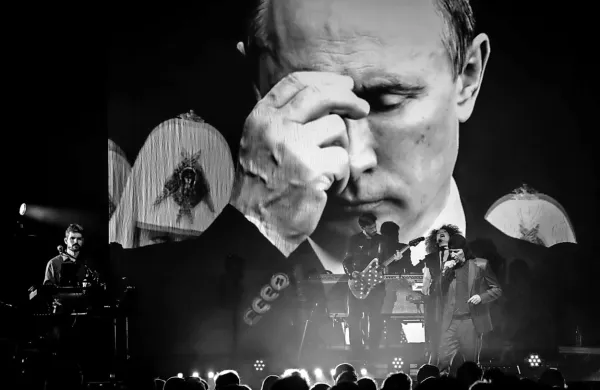 Kreativne in atraktivne projekcije gledalca držijo v napetosti vse 
do konca koncerta, na njih pa ne manjka podob Vladimirja Putina, 
Donalda Trumpa in drugih entitet, ki jih navadno nismo vajeni na 
koncertnih odrih.