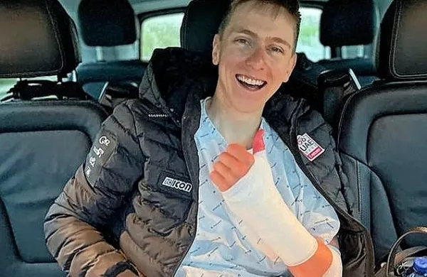 Slovenski kolesarski zvezdnik Tadej Pogačar se je danes prek 
instagrama oglasil navijačem po nedeljskem nesrečnem padcu na 
dirki Liege - Bastogne - Liege, med katerim si je zlomil zapestje.
