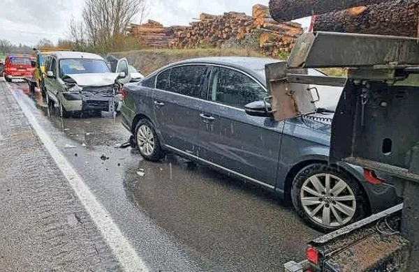 Za tovornjakom sta trčila dva