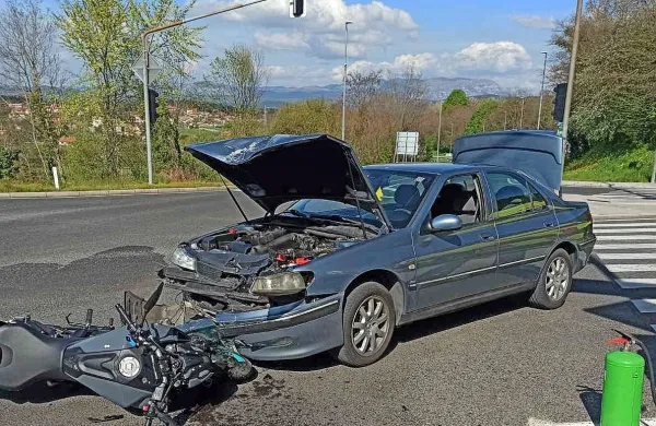 V  semaforiziranem  križišču  pred  Sežano  je  voznik  z  avtom  izsilil  
prednost  motoristu.    