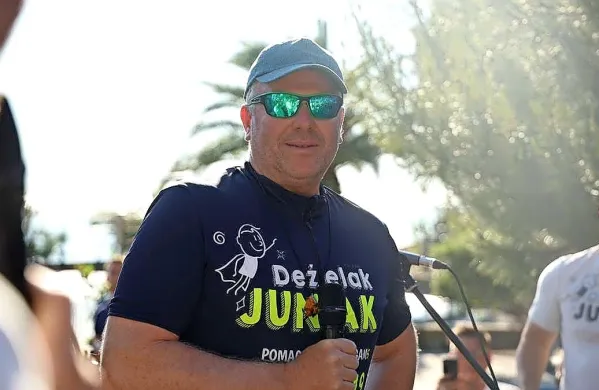 “Zelo bi bil srečen, če bi nam spet uspelo Slovenijo povezati v 
pozitivno skupnost z namenom peljati otroke iz socialno šibkih 
družin na morje,” je povedal Deželak Junak.