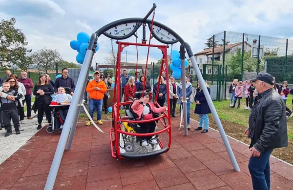 Una Pofuk se je v petek s svojim invalidskim vozičkom kot prva 
lahko zazibala  na gugalnici za gibalno ovirane.