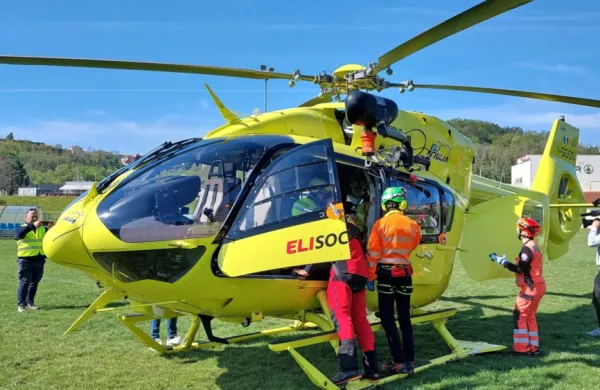 Na  prvi  čezmejni  simulacijski  vaji  je  sodelovala  tudi  posadka  
helikopterja iz  Furlanije  Julijske  vaje,  s  katerim  so  bolnico  
prepeljali  v  izolsko  bolnišnico.  