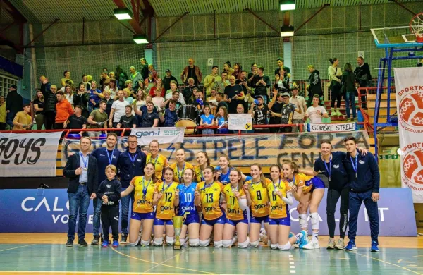 Tako so se v družbi navijačev srebrnega odličja veselile novogoriške odbojkarice s strokovnim štabom in vodstvom kluba.