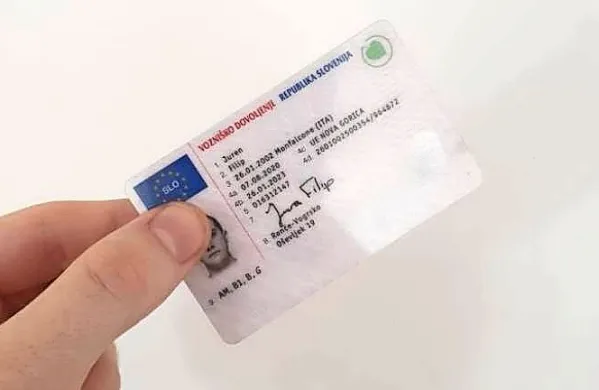 Vozniku začetniku se v Sloveniji vozniško dovoljenje izda z 
veljavnostjo do dopolnjenega 21. leta starosti oziroma za dve leti 
po prvi pridobitvi. 