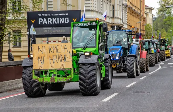 Po ocenah organizatorjev so kmetje na  protest pripeljali tudi okoli 
1500 traktorjev.