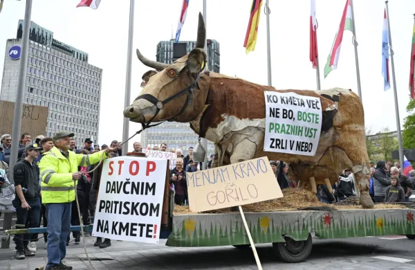 Kmetje so danes pred poslopjem parlamenta v središču Ljubljane 
na  protestnem shodu  opozorili na vse večja bremena in pritiske na 
kmetijstvo.