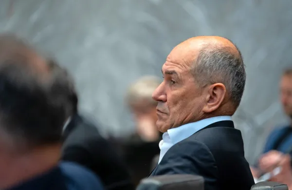 Predsednik SDS Janez Janša mora tožilki in sodnikom v zadevi 
Patria, od katerih je terjal odškodnino, povrniti stroške pravdnega 
postopka v skupni višini 22.647 evrov.