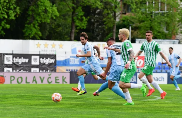 Dario Kolobarić  (v ospredju) se je po zimskem prestopu iz Kopra na 
lestvici goriških strelcev izenačil z Etienom Velikonjo. Oba imata 
po štiri zadetke.