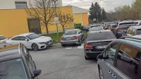Zelo številčna udeležba vernikov na jutranji molitvi je v okolici šole 
povzročila prometni kolaps.