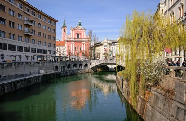 

Turisti iz Italije so največkrat   prenočili v   Ljubljani.