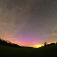 Drugi val  je bil šibkejši,     vijolične barve in nizko nad obzorjem. Taki 
valovi so običajnejši za naše kraje.