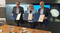 Obnovljen sporazum o sodelovanju so včeraj v Parku vojaške zgodovine podpisali (z leve): direktor Parka 
škocjanske jame Stojan Ščuka, direktorica Kobilarne Lipica Tatjana Vošinek Pucer in direktor Parka vojaške 
zgodovine Janko Boštjančič.  