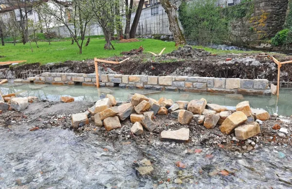 Vsa dela na potoku Bistrica so začasno ustavili do izdelave nove 
projektne dokumentacije, v kateri ne bo več spornega zidu. 