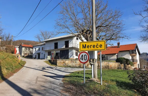 Policisti  so  konec  lanskega  leta  prišli  v  Mereče  po  klicu  vaščanov,  
ki  so  v  gozdu  slišali  sumljive  poke.  