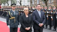 Na povabilo britanskega dvora bosta na kronanju v Londonu v 
imenu Republike Slovenija navzoča predsednica Nataša Pirc 
Musar in njen soprog Aleš Musar.  