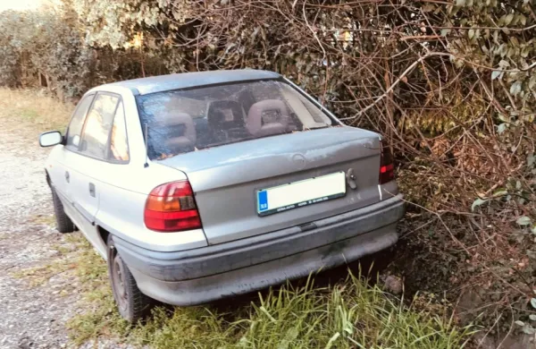 Zapu&scaron;čen na parkiri&scaron;ču