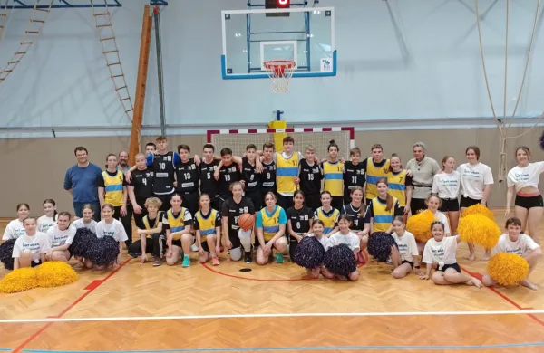 S sovrstniki iz Francije so odigrali tekmo mešanih ekip v košarki.