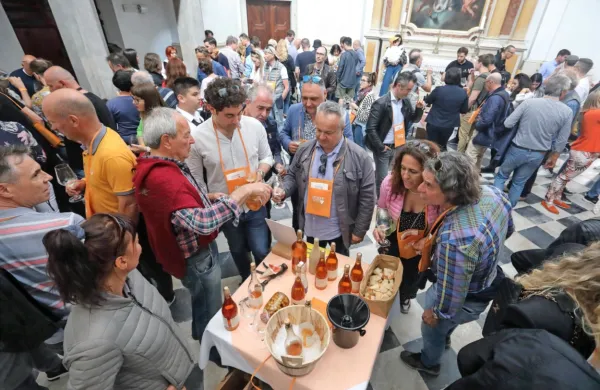 V petek se bo v Izoli z več kot 240 vini predstavilo 70 vinarjev iz 
Slovenije, Hrvaške, Italije, Avstrije, Češke, Srbije, Grčije in Gruzije.