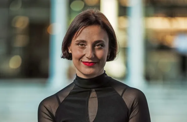 Anja Drnovšek je po Lepi Vidi v Gledališču Koper vstopila v svet 
Sanje Valentin.