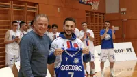 Jan Močnik (desno) z dresom, ki mu ga je po zadnji tekmi izročil 
predsednik kluba Marko Marcetić.
