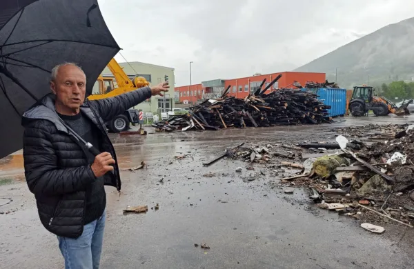 Vinar Marinko Pintar je ostal brez 5000 litrov vina, ki ga je “spil” 
požar,  uničena lesena konstrukcija v ozadju, kjer je zagorelo zaradi 
napake na napeljavi, pa še čaka na odvoz.