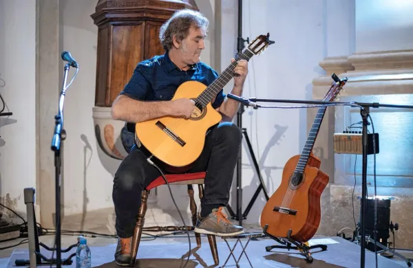 Elvis Šahbaz  bo markovški publiki postregel s svojo značilno 
glasbeno poslastico.