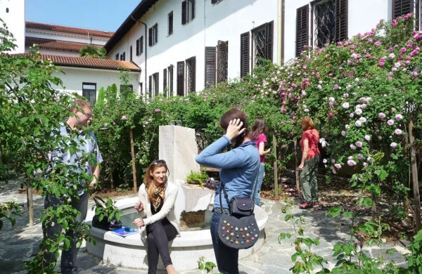 V Novi Gorici in okolici se danes z vodenim ogledom zbirke 
burbonk začenja 18. Festival vrtnic. 