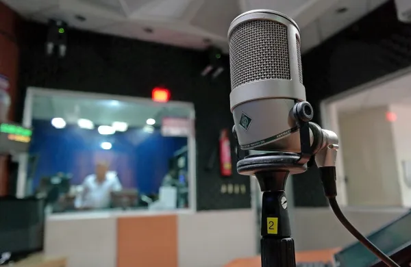 Švicarska radijska postaja Couleur 3 je danes zjutraj svoj program 
pričela oddajati izključno s pomočjo umetne inteligence.