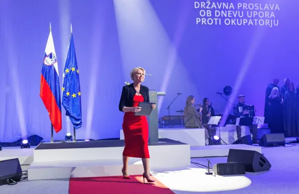 Predsednica DZ Urška Klakočar Zupančič je dejala, da se je 
ljudstvo z nastankom osvobodilne fronte združeno uprlo okupatorjem.