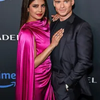 Glavni vlogi v detektivski seriji Citadel igrada Richard Madden in 
Priyanka Chopra Jonas.