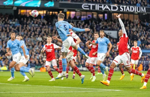 Nogometaši Manchester Cityja (v modro-belih dresih) so v derbiju  
33. kroga angleškega prvenstva v sredo  doma s 4:1 ugnali Arsenal 
in naredili  korak k ubranitvi naslova.