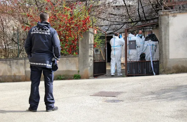 Kriminalisti  so  v  hiši umorjenega  zavarovali  več  bioloških sledi,    
med  drugim  tudi  od  dveh  italijanskih  državljanov,  ki  naj  bi po  
umoru    prva  našla  njegovo  truplo, a  sta  se  prestrašila  in   zbežala.   