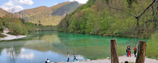 Dolina Soče je že vsaj dve desetletji vodilna outdoor destinacija v 
Sloveniji, ponuja pa še veliko več kot plovbo z rafti in kajaki, 
soteskanje ali pa zip line.