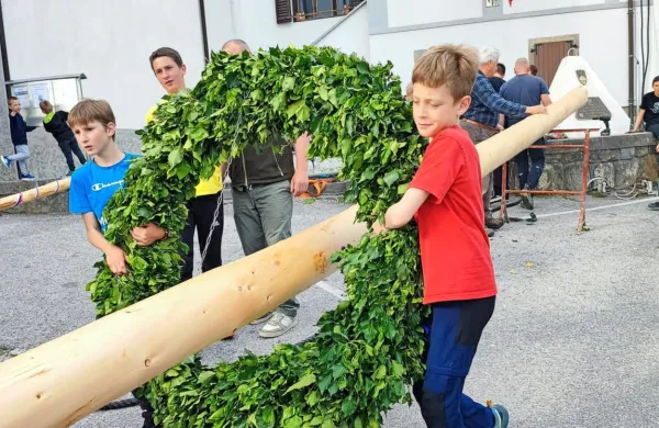 Tradicijo ročnega postavljanja mlajev predajajo naprej