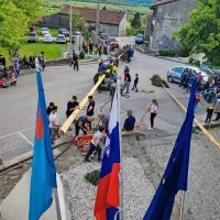 Tradicijo ročnega postavljanja mlajev predajajo naprej