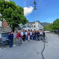 Tradicijo ročnega postavljanja mlajev predajajo naprej
