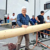 Tradicijo ročnega postavljanja mlajev predajajo naprej