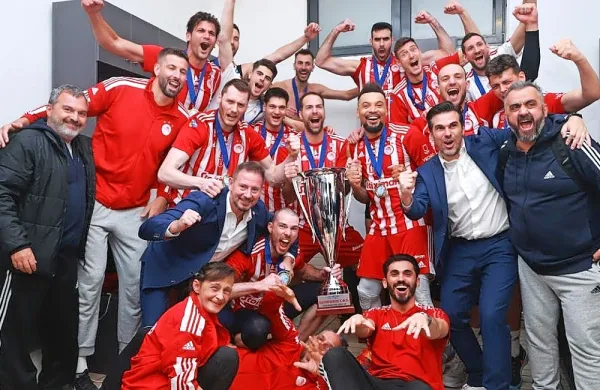 Naslov grškega državnega prvaka si je priigral Olimpiakos, k temu 
pa sta pomembno prispevala  slovenska reprezentanta Alen Pajenk 
in Tonček Štern. 