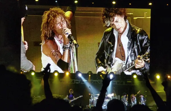 Aerosmith so v 53 letih prodali  več kot 150 milijonov albumov in 
osvojili štiri nagrade grammy.