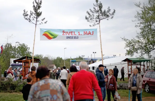 Zadnja leta  največje prvomajsko praznovanje v regiji je kljub 
slabemu vremenu  privabilo številne obiskovalce.