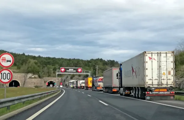 Že pred 7. uro zjutraj so prvi tovornjaki obstali pred predorom 
Kastelec.