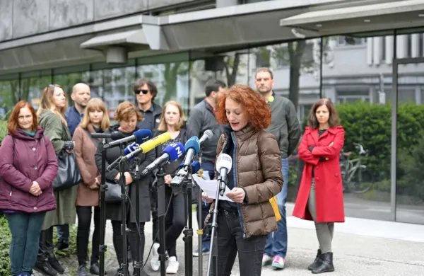 Ob svetovnem dnevu svobode medijev sta društvo novinarjev in 
novinarski sindikat pred stavbo RTVS med drugim izpostavila 
pomen povezovanja novinarjev, saj so skupaj lahko močnejši ob 
vseh izzivih, s katerimi se soočajo. 
