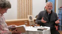 Po predstavitvi v domačem Ankaranu je Edelman Jurinčič zbirko, 
naslovljeno Pod kostanji,  v družbi Jasne Čebron predstavil še v 
koprskem  Librisu.
