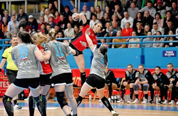 Prva strelka v Ajdovščini je bila domača reprezentantka Ana 
Abina.