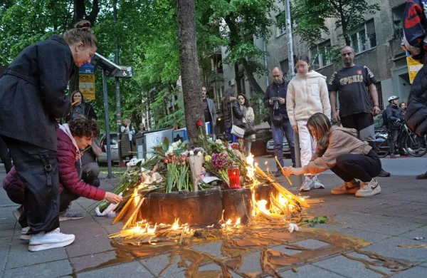

V državi so od petka razglasili tridnevno žalovanje, v beograjskih 
šolah pa so danes pouk začeli z minuto molka.